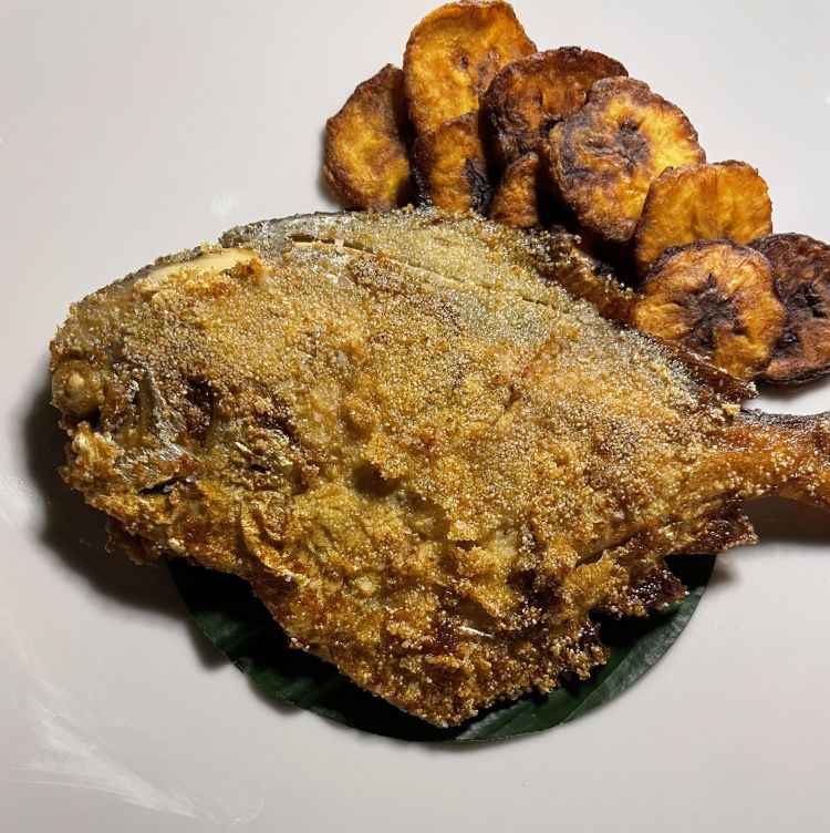 Pampo marinato e fritto con banana fritta
