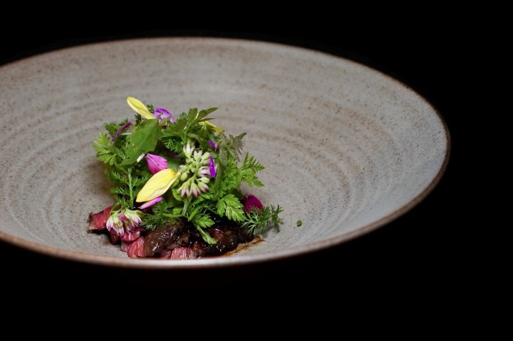 Diaframma di manzo marinato col garum e poi grigliato, erbe spontanee
