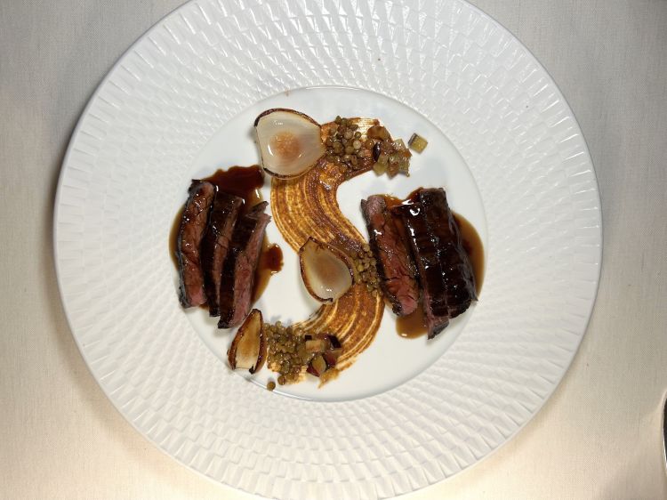 Diaframma di manzo alla brace, cipolla caramellata alla rosa canina e salsa di lenticchie: il diaframma viene cotto alla brace e spennellato con un’estrazione di cipolla. Poi ci sono lenticche fritte, albicocca fermentata e cipolla arrosto condita con olio alla rosa canina