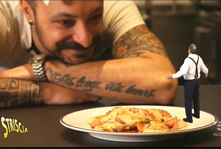 Diego Rossi come Gulliver gioca con Paolo Marchi, quasi un topolino sorpreso a rubare un sublime vitello tonnato