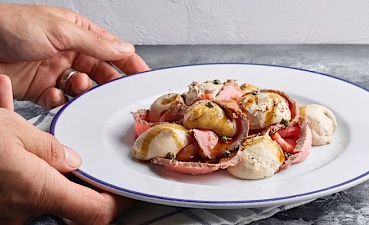 Il vitello tonnato di Diego Rossi di Trippa a Milano. Per Luca Cesari, il vitello tonnato è una cotoletta che non ce l'ha fatta. Leggere il perché
