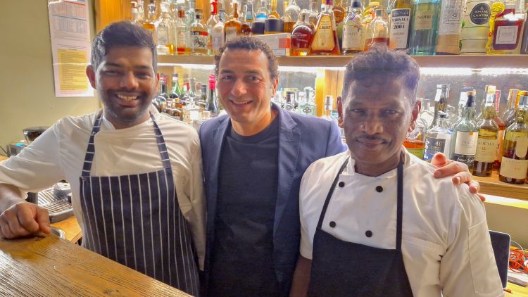 Dilip Lakmal Roche con il padre che gli fa da sous chef. Tra di loro il restaurant manager (siciliano) Gianpiero Arria
