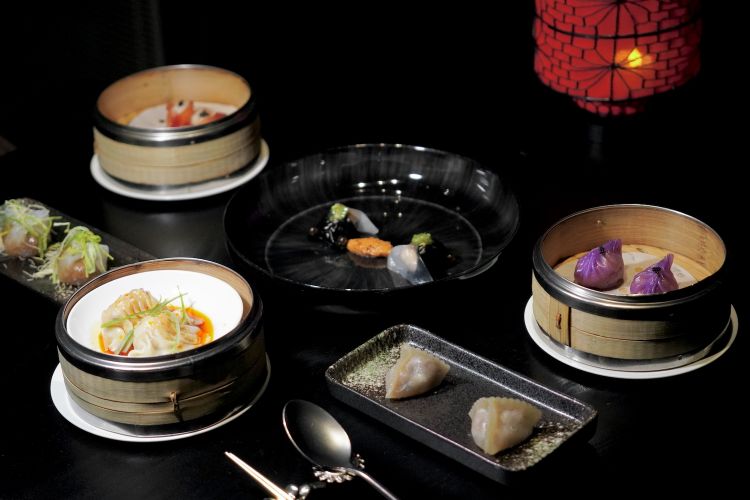 Tavolo apparecchiato con i magnifici dim sum di Ba