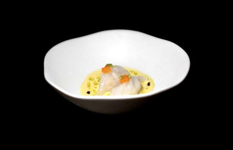 Dim sum di blackcod: ravioli ripieni di blackcod, crema alla bottarga di muggine, kizami wasabi e uova di trota