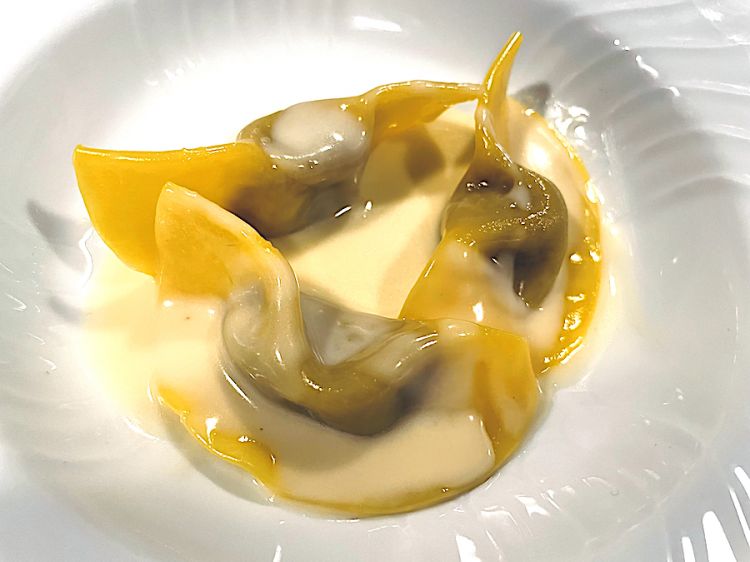 Il piatto più goloso e rassicurante di Alberto Gipponi: Casoncelii e crema al Grana Padano. Lo chef lo ha inserito nel menù Dina 1721
