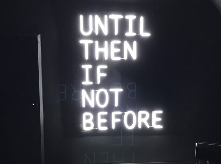 In the first, totally black dining room at Alberto Gipponi’s restaurant, an artwork by Jonathan Monk titled Until then if not before stands out. It turns the room into a decompression room that is particularly dear to the chef
