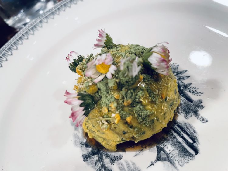 Campo di pasta fredda da tagliare con il coltello, salsa bernese, polline, camomilla, erbe di campo, fieno e fiori
