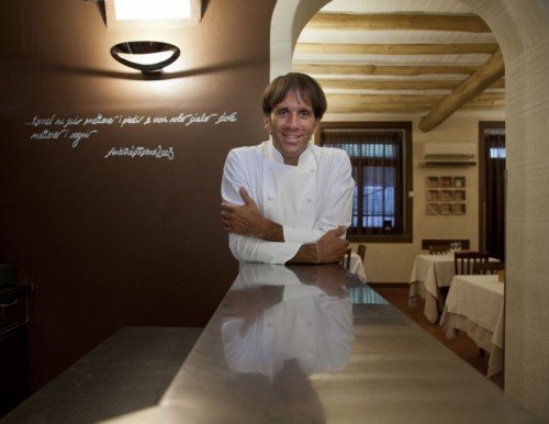 Davide Oldani nella sua vecchia sede: «Siamo cuochi, mettiamocelo in testa. Il nostro compito è nutrire, nel modo migliore che possiamo e facendo sì che chi è seduto alla nostra tavola si senta benvenuto e accudito e torni a casa felice per come ha mangiato. E che, prima ancora di essere andato via, abbia voglia di tornare a trovarci. Insomma, che ancora prima di chiudersi alle spalle la nostra porta senta già un po’ di nostalgia».