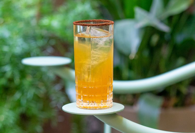 Disaronno Rickey: Disaronno, Aranciata bio Sanpellegrino, caffè in polvere 
