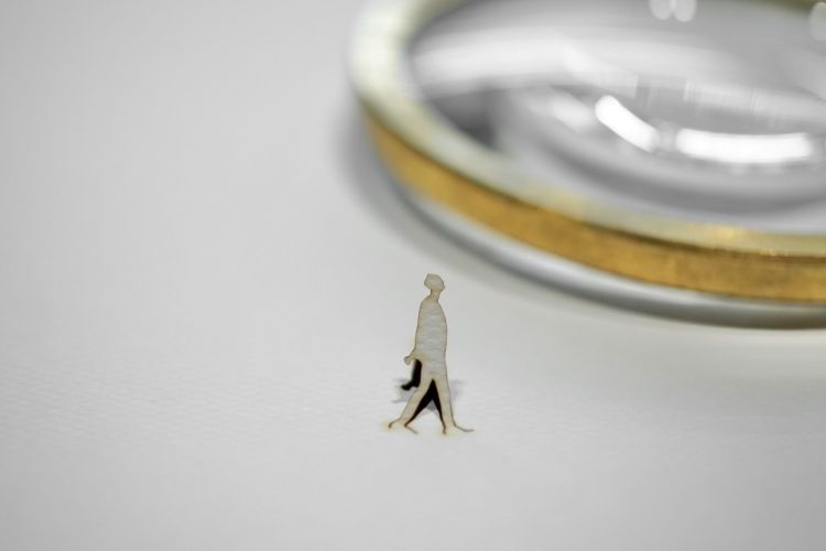 They serve a small piece of wood, covered with a paper napkin. On top, a magnifying glass and a laser-cut a man...
