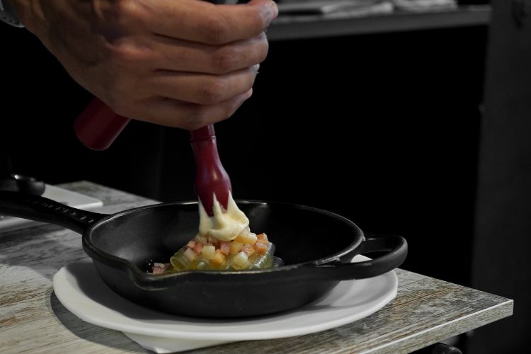 Our maccheroni alla carbonara. A new take on a now classic technique, that is to say a “pasta” without flour, but made entirely of broth (in this case of ham. It is thickened with agar agar), and then foam of egg yolk, Parmigiano browned diced pancetta
