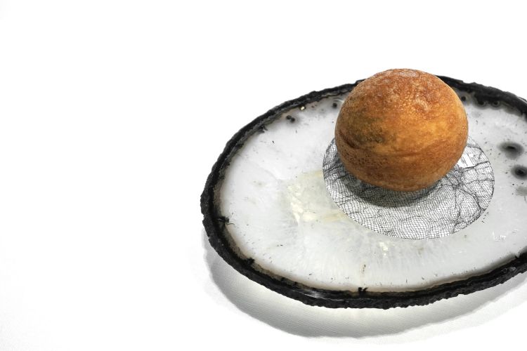 The so-called Panchino with Beluga caviar at Disfrutar is now a super classic, born in 2017. It’s a brioche dough with lots of water and yeast. It’s placed in a syphon to make a foam. Then they fill the base of a round mould with this foam, add the caviar and the sour cream, and then more foam to cover everything. They dip in a pan with oil at 180°C for 20 seconds. Pure delight, paired with a shot of home-made vodka with truffle, leaving the black truffle to macerate in the vodka for 70 days
