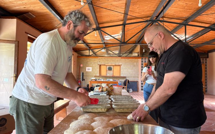 Davide Longoni&nbsp;e&nbsp;Luigi Morsella&nbsp;preparano il pane
[foto NV]
