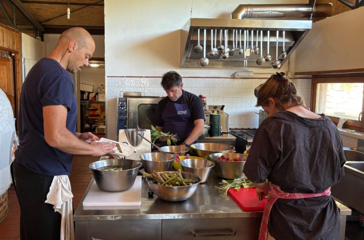 Cesare Battisti, al centro,&nbsp;al lavoro nella cucina del centro Panta Rei
[foto&nbsp;NV]
