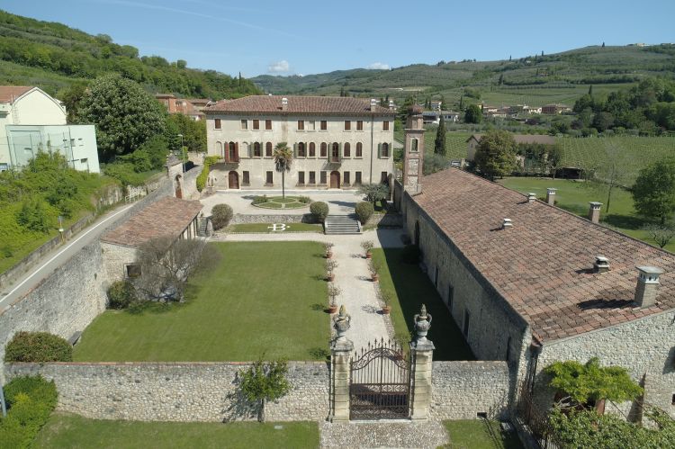 La storica villa dove ha sede la Burato Wines
