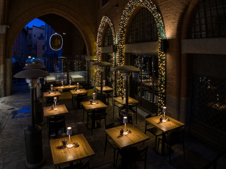 Lo spazio esterno di Sentaku sotto i portici bolognesi
