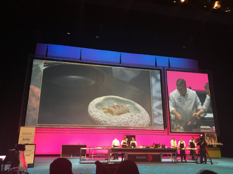 Joan Roca explains the "Basque cannellone" from the stage of Gastronomika 2017
