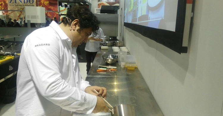 Gianluca Fusto durante la preparazione della sua lezione a Identità Future