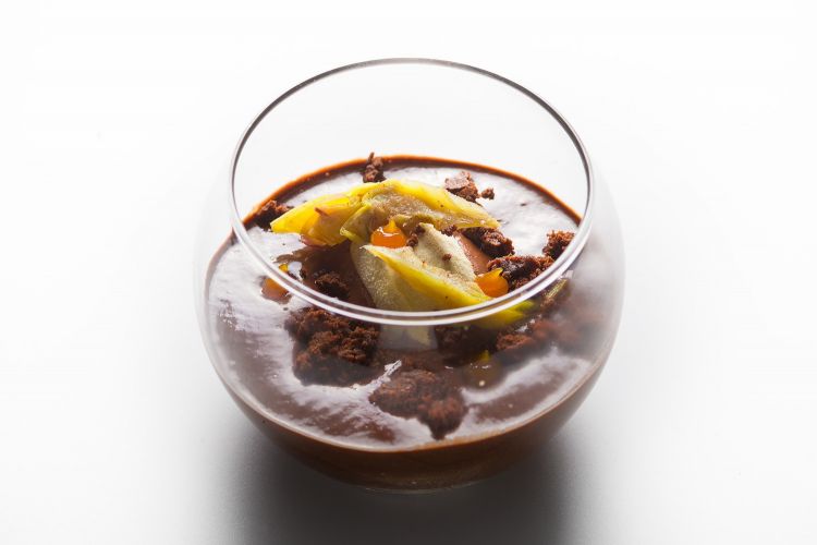 Carciofo candito, confit di mandarino, cubetti di morbido al cioccolato, spuma di cioccolato, gelato al carciofo caramellato
