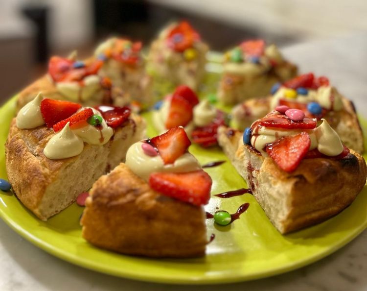 Dolce Ginevra, dedicata alla figlia di 11 anni: pizza soffice e croccante con fragole, crema di nocciole, pinoli tostati, spolverata di cocco rapè, panna montata