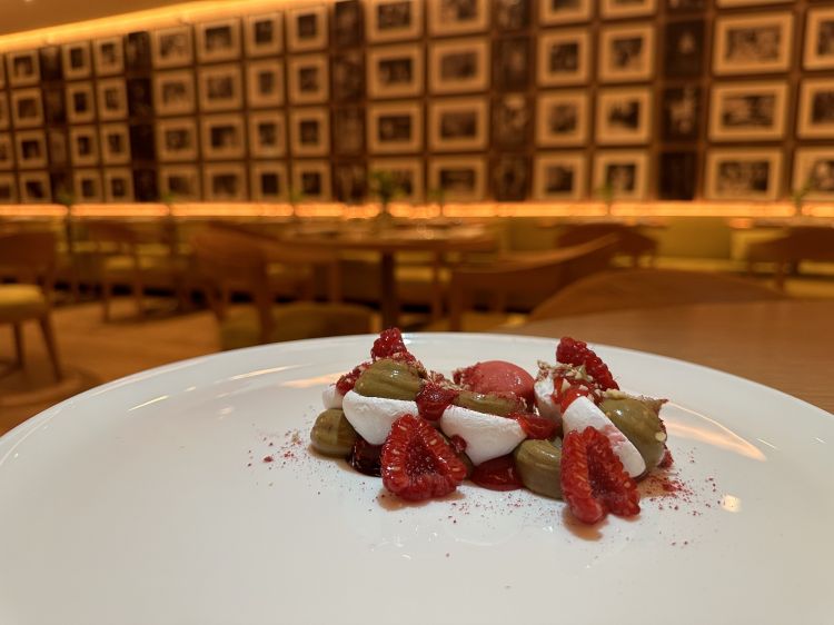 Meringa di acquafaba, nocciole della Tuscia, lamponi e sorbetto
