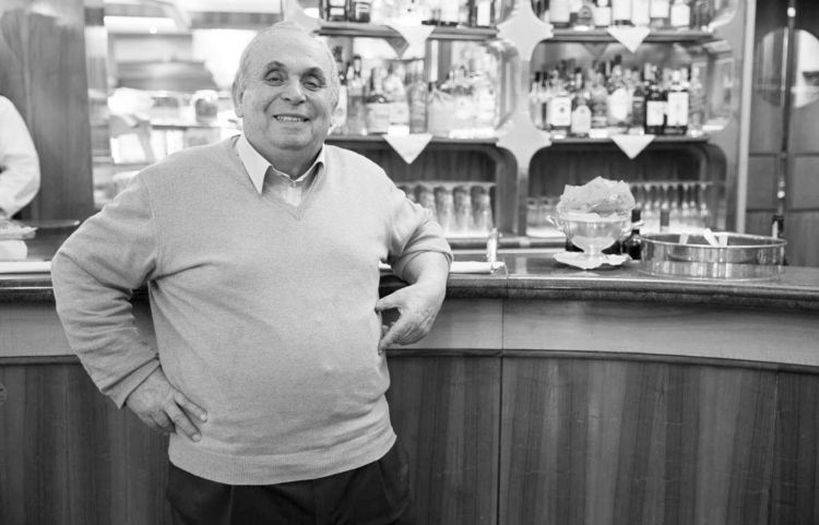 &laquo;C&rsquo;erano&nbsp;Beppe Viola, Enzo Jannacci, Renato Pozzetto, questo era il magico trio. Venivano soprattutto di sera, prima del derby, dalle otto alle undici. Erano appassionati di cannoncini e bign&egrave;, che mio padre preparava sul momento. Sai che diceva Beppe quando divorava un goloso panino? &ldquo;Al confine del palato&rdquo;&hellip; e sorseggiando qualcosa di davvero buono finiva dicendoti: &ldquo;Il gozzo gode"&raquo;.&nbsp;(Tratto da un&rsquo;intervista di&nbsp;Domenico Gattullo su Gourmode)
