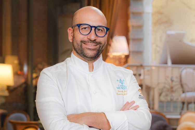 Domenico Mozzillo, campano classe 1987, è una figura cresciuta prepotentemente all'interno dello Château Monfort, dove lavora da quattordici anni (è executive chef del Rubacuori da nove, da quando era appena trentenne). Prima ancora aveva costruito il proprio percorso tra esperienze all'estero e cucine di alberghi cinque stelle a Roma, Milano, Bologna e Firenze. Assumere la guida di una brigata a trent'anni significa confrontarsi con tante responsabilità: «Ero giovane e impulsivo. Oggi sicuramente ho le spalle più larghe e più consapevolezza». Più controllo, meno ricerca dell'effetto e una fiducia crescente nel senso della misura. Palato conquistato e cuore rubato