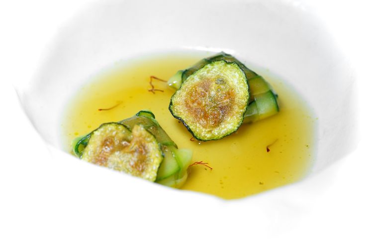 Zucchina alla poverella e acino pugliese (raviolo di zucchine, brodo di zucchine, zafferano) 
