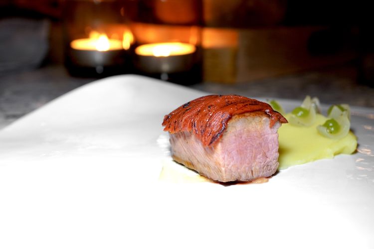 Sempre alti livelli con la Lombatina di agnello con pomodoro, patata, cipolla e sedano selvatico
