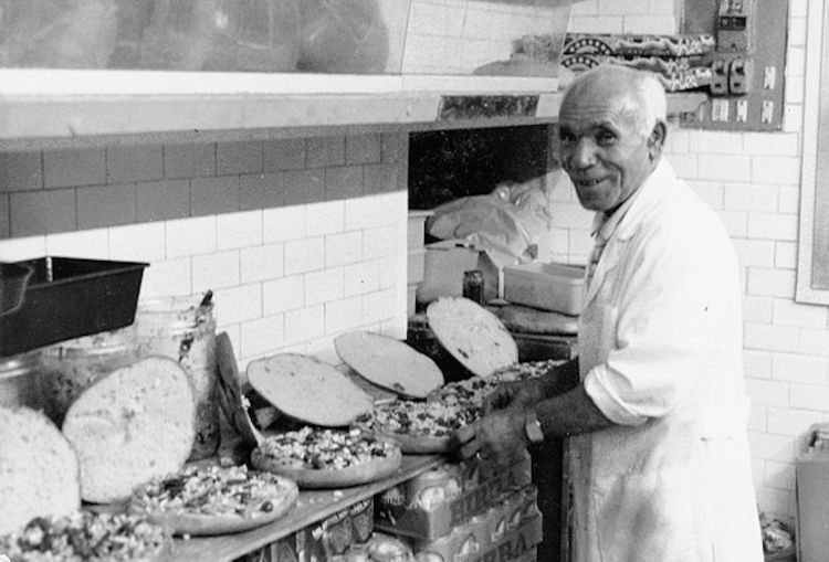 La Disgraziata di La Spada nasce come omaggio a un tipico street food messinese e al suo inventore, personaggio mitico della storia locale, Don Minico, al secolo Domenico Mazza, classe 1921, venuto a mancare nel marzo di dieci anni fa. Da garzone di un forno di nel villaggio collinare di Gesso divenne bibitaro in un proprio chiosco al quadrivio delle Quattro Strade (Colli San Rizzo, località Quattro Strade). La moglie Grazia Celona approfittava della disponibilità dell'autista del pullman che da Gesso andava a Messina, per fare arrivare il pranzo a marito e figlio: una truscia (fazzoletto di stoffa annodato contenente il pranzo frugale di contadini e muratori) con pane, melanzane e pomodori sott'olio. La leggenda vuole che tali pagnotte farcite, che Don Minico condivideva volentieri con i clienti, venissero anche gustate sottobanco da ospiti non invitati. Don Minico se ne accorse e architettò uno scherzo: aggiunse a una pagnotta una quantità importante di peperoncino, cosicché lo scroccone di turno si ritrovò con il palato in fiamme ed urlò: «Minucu, stu pani è disgraziatu comu ‘a ttia!». L'idea comunque rimase, la Disgraziata - con un apporto più moderato di peperoncino - ebbe successo, e ancor oggi il chiosco di Don Minico è attivo, gestito dal figlio Paolo. Si chiama Don Minicu - Casa di cura, tanto è salubre l'aria della zona (e forse anche il cibo che vi si serve)