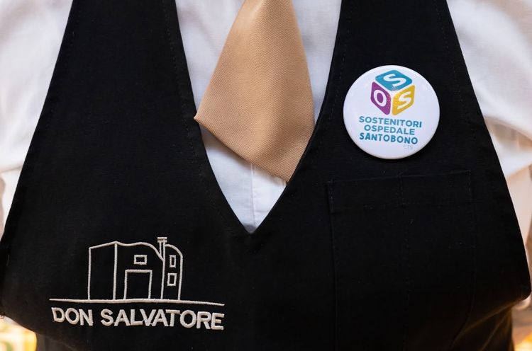 La serata con Di Pinto e Colandrea al Don Salvatore ha avuto anche un importante valore solidale. Parte del ricavato è stata devoluta alla ETS Sostenitori Ospedale Santobono. La presidente Emanuela Capuano ha illustrato il progetto destinato al reparto di Neuropsichiatria infantile dell'ospedale pediatrico napoletano, grazie al quale sarà possibile finanziare la partecipazione del professor Tony Attwood, tra i massimi esperti mondiali della sindrome di Asperger, al prossimo congresso dedicato al tema