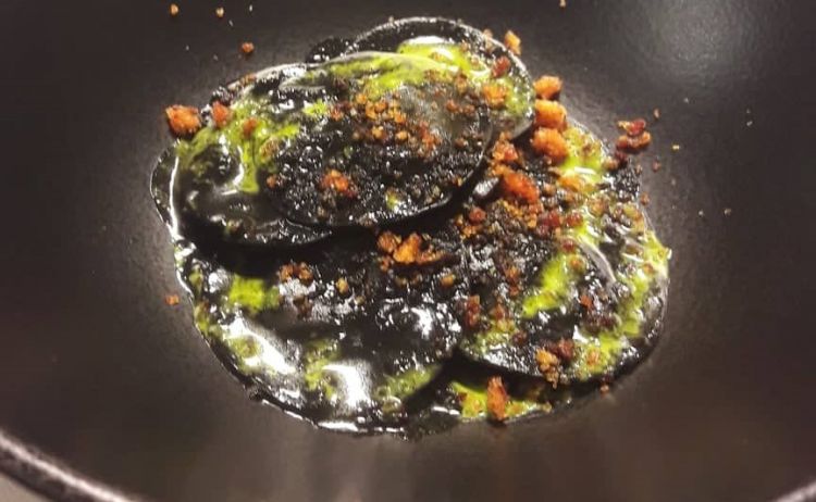 Ravioli di brodetto al nero di seppia con mollicata mediterranea
