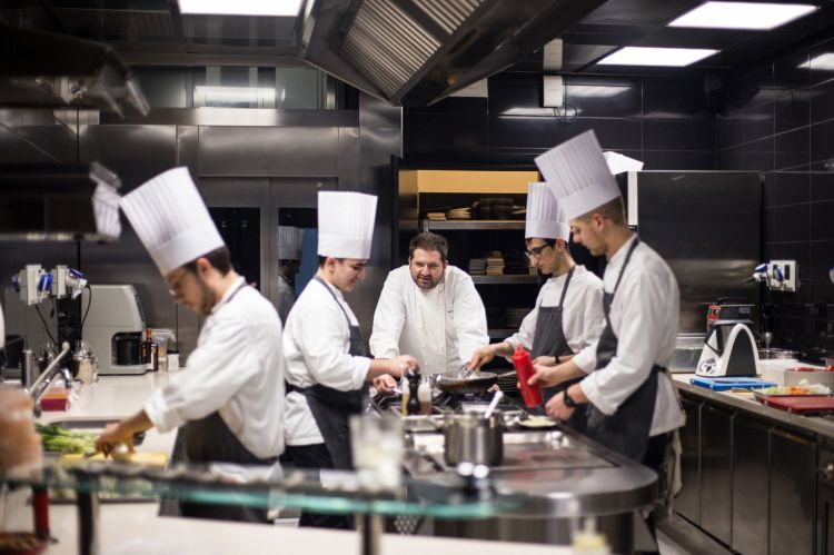 Lo staff di cucina, guidato dallo chef Davide Pezzuto
