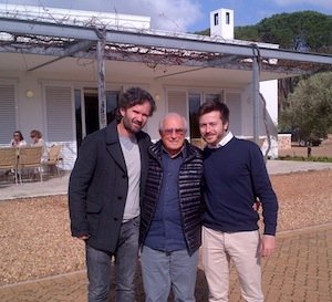 Carlo Cracco in visita alla cantina di Morgenster con il proprietario Giulio Bertrand (al centro)