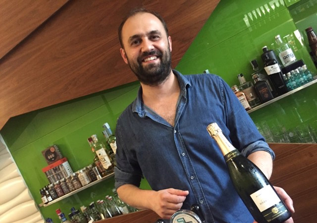 Dove fare scorta di vini/2. Da Line Winebar, corso Vittorio Emanuele 176, Salerno, telefono +39.089.241713: Drago (in foto) è ferrato e fornito di champagne e piccole chicche da tutta l'Italia
