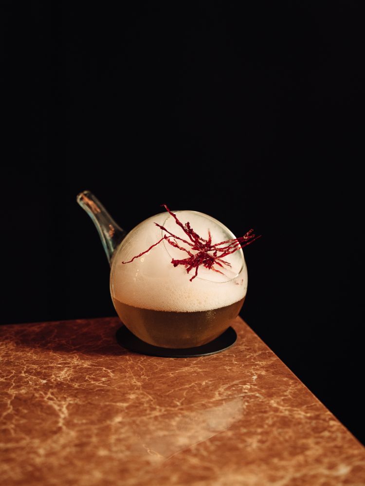 Amelia Earhart è uno dei best seller dell'attuale drinklist, un twist sul Tommy's Margarita con Espolon Blanco, Montelobos mezcal, Ancho Reyes, mais, cajun, aria di sale.