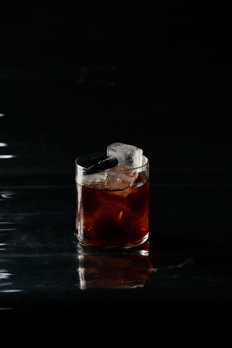 Atmosfere dark, immagine irriverente, Dirty è il locale di Milano che rompe gli schemi della comunicazione come la nuova drinklist e il cocktail Presidenteeee!, qui ritratto (credits Studio Maigiu)