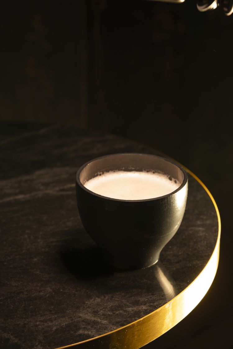 Il drink Apollo a base di whisky Moonshine, Amaretto Adriatico Bianco, Cold Brew Coffee ai datteri, un’acqua d’arancia lavorata al Ginseng e una soluzione a base di acqua e sale
