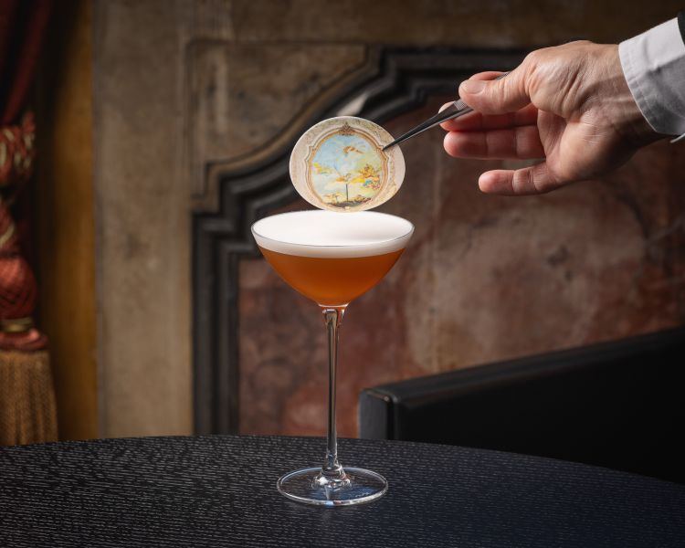 Antonio Ferrara, premio L'arte del ricevere per la Guida pizzerie e cocktail bar d'autore di Identità Golose, è l'autore di una drinklist in cui l'estetica e il gusto trovano il perfetto matrimonio nel Palazzo Papadopoli e nei suoi preziosi affreschi (credits Martino Dini)
