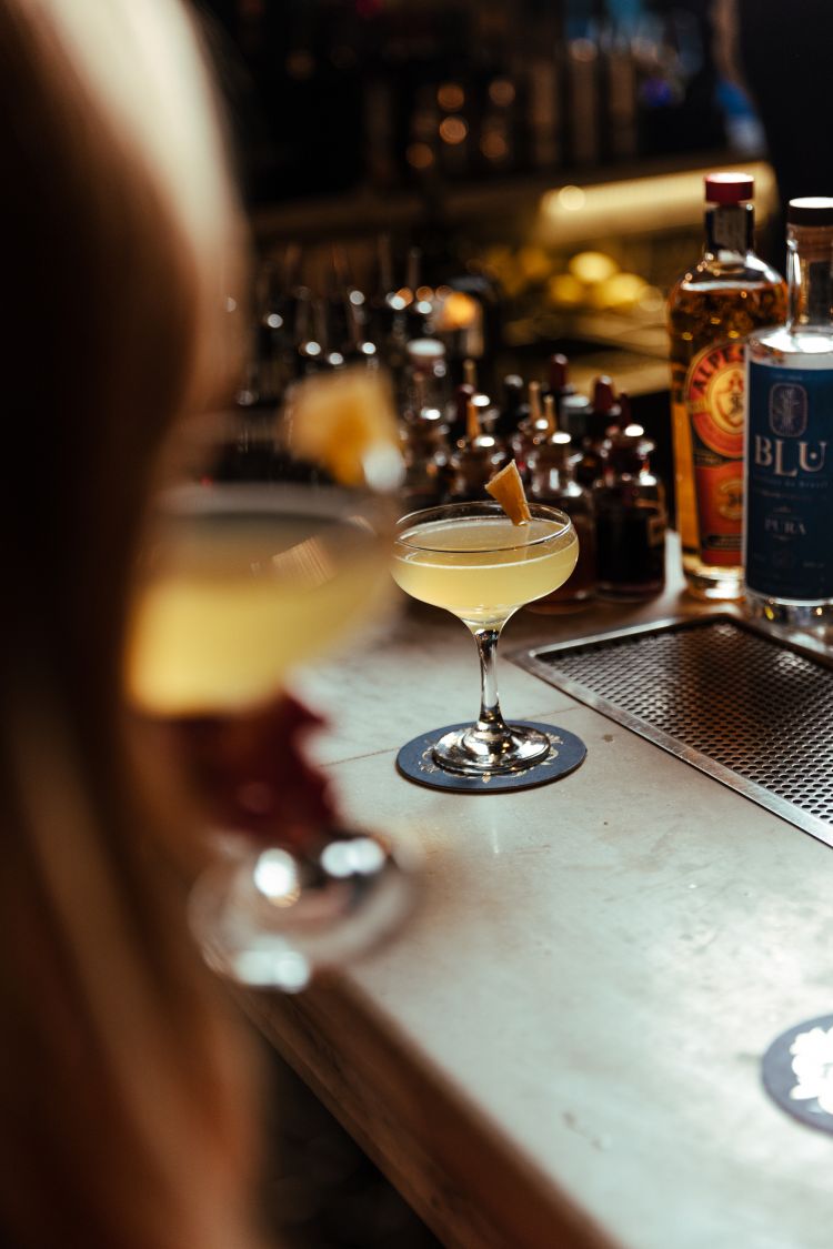 Blu Alpestre è uno dei nuovi cocktail in carta a Il Marchese, a base di cachaca blu pura, Amaro Alpestre, sciroppo ananas e zenzero grigliato, succo di lime e top di Franciacorta Freccianera F.lli Berlucchi