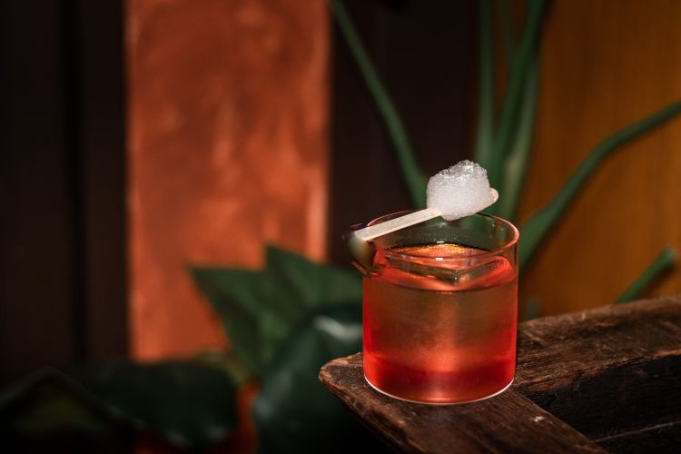 Cow è il drink in cui la carne entra nella miscelazione con brandy, rhum, grasso di wagyu, burro nocciola, vino rosso, gelso thai, miso, pepe nero, zucchero di palma, latte chiarificato e un'aria di blue cheese