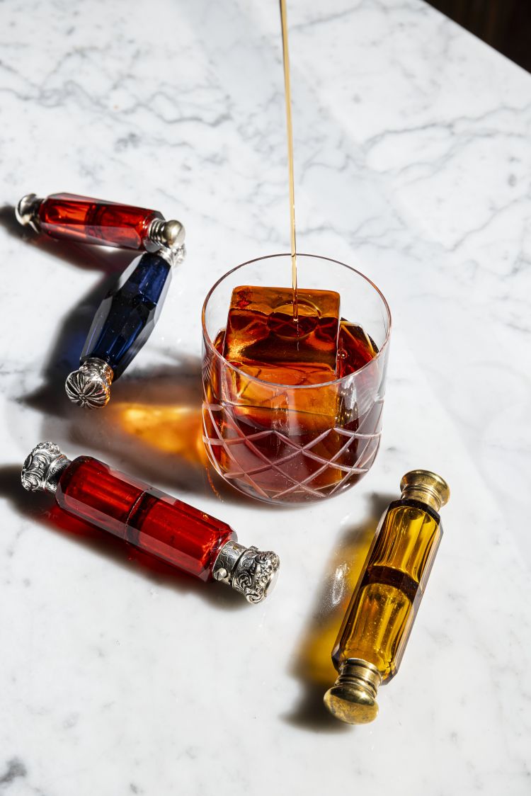 El Duque, un twist sul Negroni, a base di Tequila 1800 Cristalino, Campari, Vermouth Cinzano Rosso de mole, Nixta licor de maiz