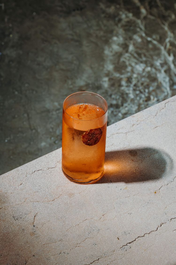L'Emilia Romagna è raccontata nella drinklist del Mandarin Oriental Lago di Como con Casamigos Blanco, fake lime, sciroppo di vaniglia del Madagascar e soda alle fragole, pomodoro e pepe di Szechuan