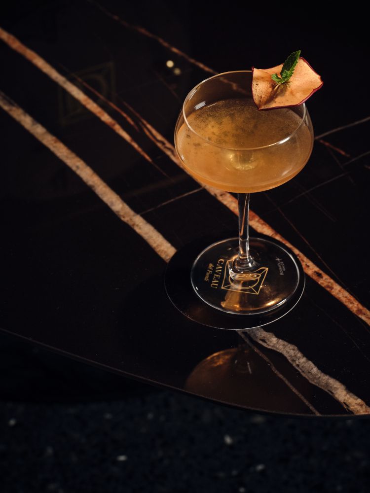 Il Napoletano vede invece il gin protagonista con infusione alle noci di Sorrento e mele annurche.