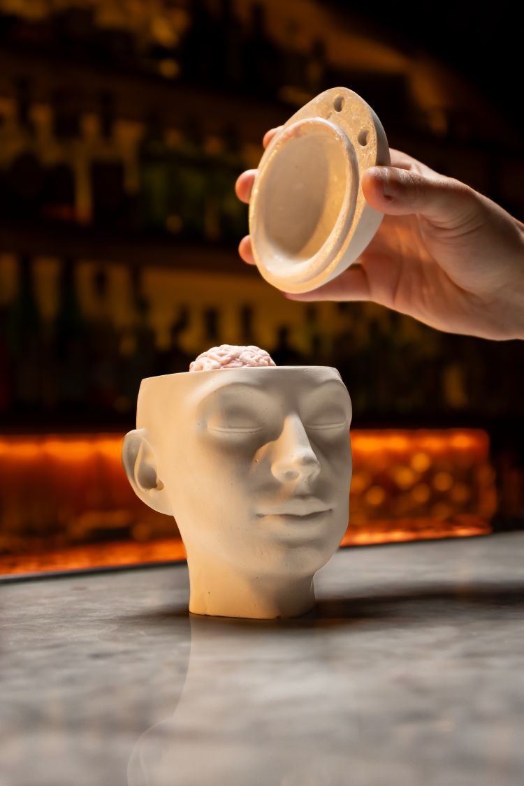 L'insolita presentazione di Enigma, il cocktail di Paradiso dedicato alla creatività umana.
