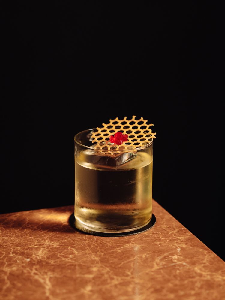 Rita Levi Montalcini ha ispirato un drink, che prevede una distillazione di un Negroni con l'aggiunta di bitter e polline. Ciò che rimane della distillazione diventa un gelè accompagnato da una cialda al miele.