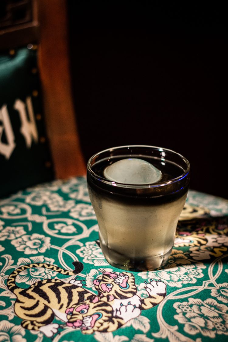 Squid appartiene all'attuale drinklist di Mahaniyom dal titolo Resourceful Cocktail, ispirato alla sostenibilità e allo zero spreco, vede l'utilizzo non solo di fiori e frutta ma anche di ingredienti peculiari della cucina come pesce, carne e cereali per realizzare dei cocktail insoliti e originali. Squid vede protagonisti vodka, mezcal, sake, mirin, calamaro essiccato, succo di pomodoro chiarificato, cordiale di zenzero in salamoia e inchiostro di calamaro.