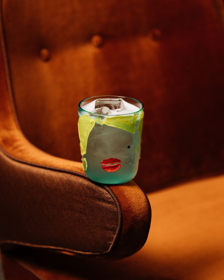 Ispirato all'opera che Andy Warhol dedicò a Marilyn Monroe, Silver Dreams è il bicchiere che colpisce per gli stadi di lavorazione e i colori sgargianti. Il drink è composto da vodka, il distillato preferito da Warhol, St. Germain, sciroppo all'essenza di popcorn e champagne.