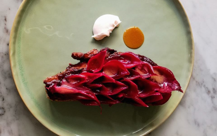 Bistecca di vitello frollata 30 giorni, laccata con sciroppo di betulla, cipolline in agrodolce, marmellata di limone e parmigiano 36 mesi
