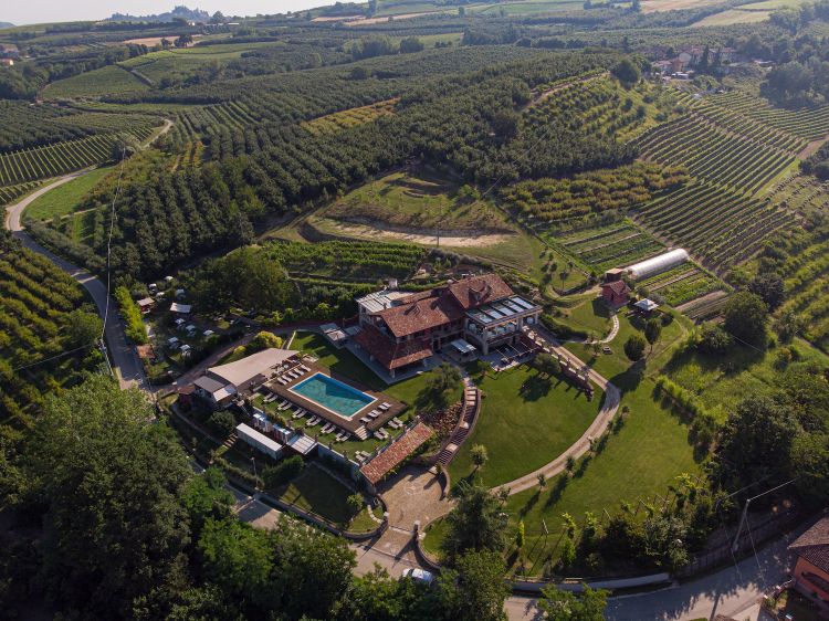 La Madernassa fuori e - nella foto sotto - dentro